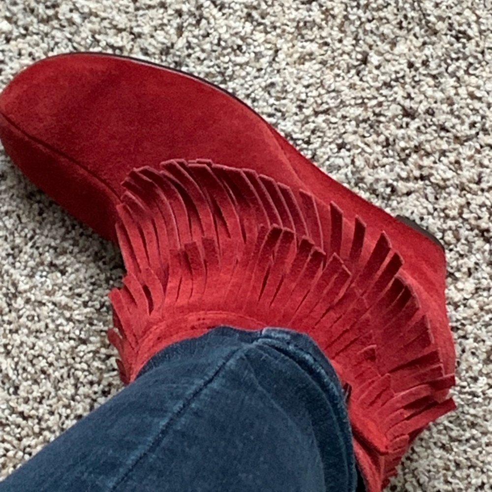 Aerosoles Red Fringe Wedge Heel Ankle Booties. Size 6 - Picture 6 of 8